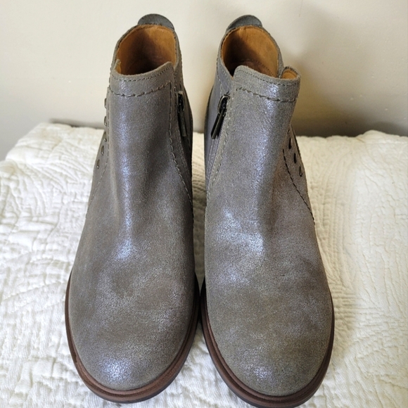 Clarks Neva Lo Metallic Taupe Leather Ankle Boots NWOB Women's Size 8.5 Fall - Picture 3 of 10